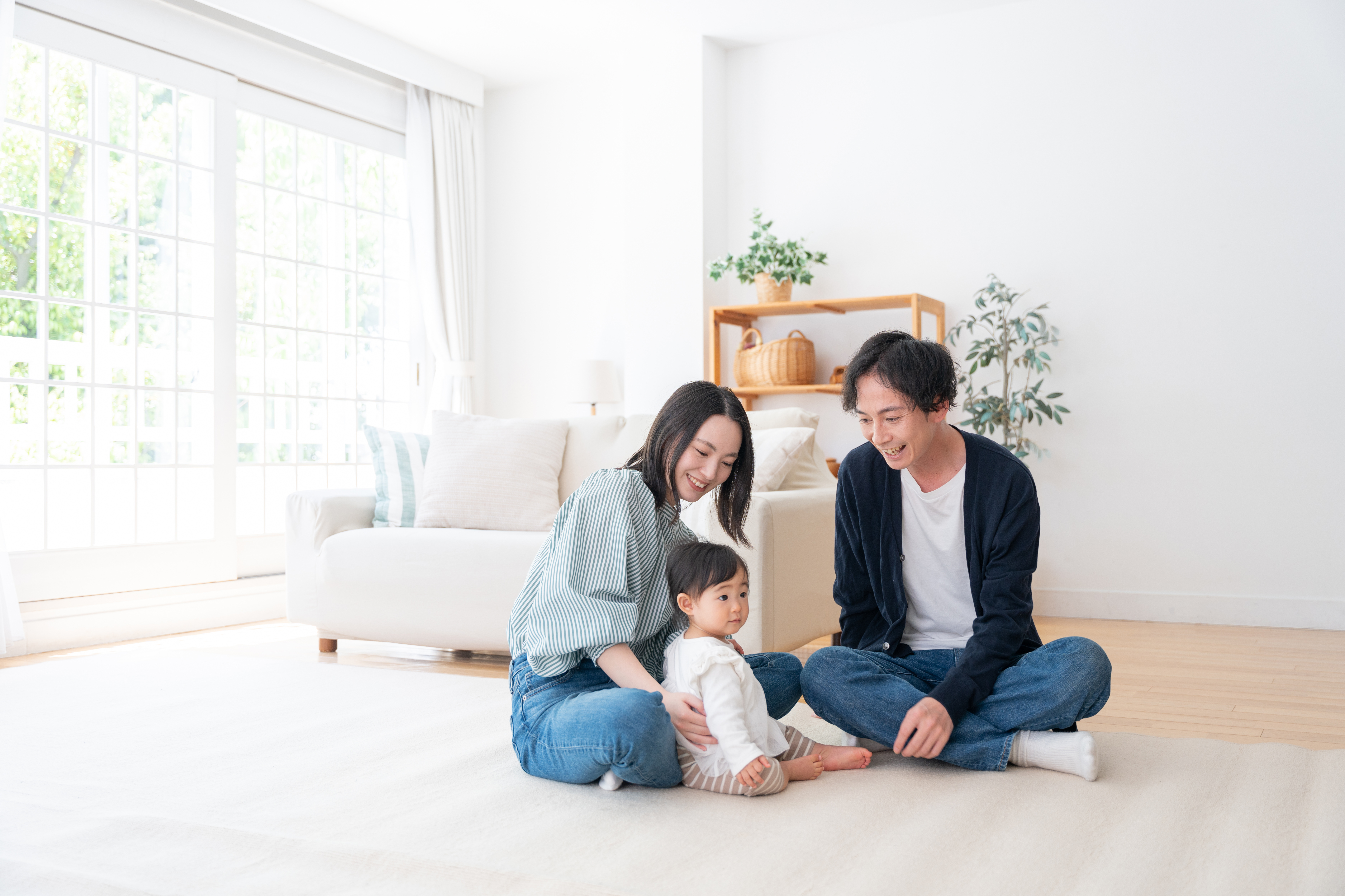 家で過ごす笑顔の3人家族(ファミリー・育児・